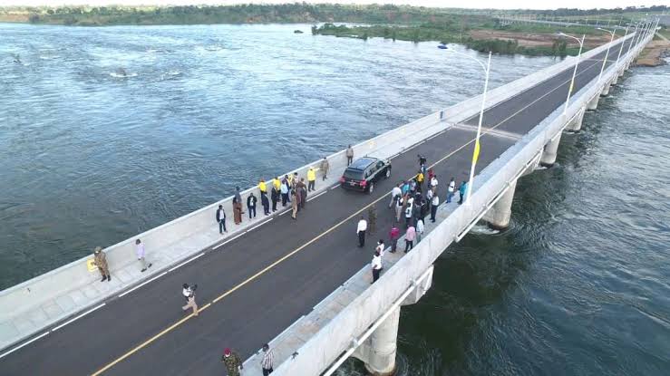 edwardgen256's tweet photo. Isimba Bridge is with two wide traffic lanes measuring 3.75m wide & two pedestrian walkways measuring 11.5m wide.
The New bridge will be lit at night to improve traffic & pedestrian safety.
@UNRA_UG @UNRA_ED @GovUganda @UgandaMediaCent @GCICUganda
#UNRAWorks #UGGovWorks https://t.co/pbo9heOkfi