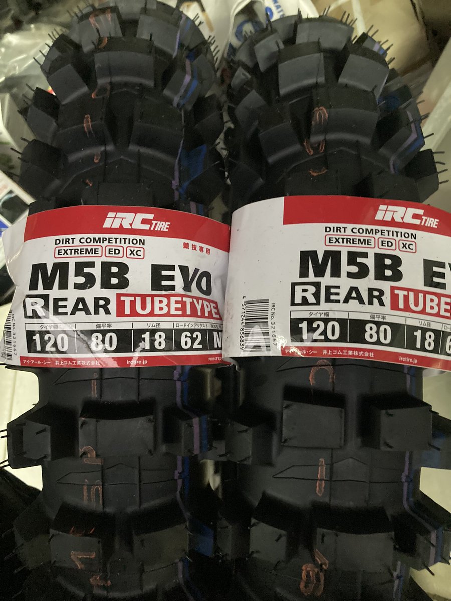 stw_tranpo's tweet photo. IRC VE-33S GEKKOTA 入荷しました👍
M5B・JX8・IX-09W・IX07S
写真の他にもフロントタイヤや各種消耗品・オイル等各種取り揃えてます😃
#IRC
#M5B
#VE33S
#甘夏
#CGC
#JNCC
#ダイナランド
#JX8 https://t.co/rqtkoAVmUa