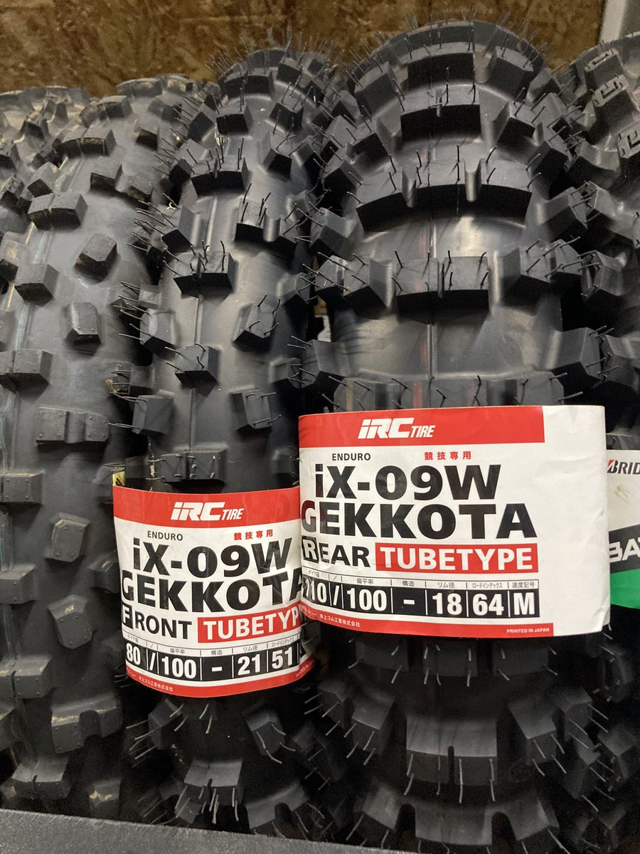 stw_tranpo's tweet photo. IRC VE-33S GEKKOTA 入荷しました👍
M5B・JX8・IX-09W・IX07S
写真の他にもフロントタイヤや各種消耗品・オイル等各種取り揃えてます😃
#IRC
#M5B
#VE33S
#甘夏
#CGC
#JNCC
#ダイナランド
#JX8 https://t.co/rqtkoAVmUa