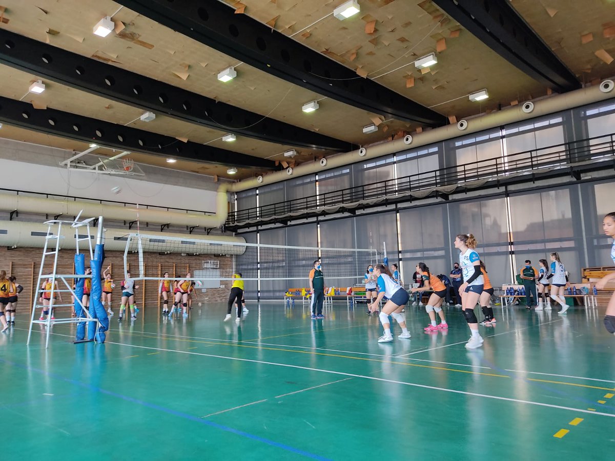 cadusel's tweet photo. Ya en juego el 2° set de la final de voley femenino. 1° set para la @UV_EG. https://t.co/D5hQr7cmgx