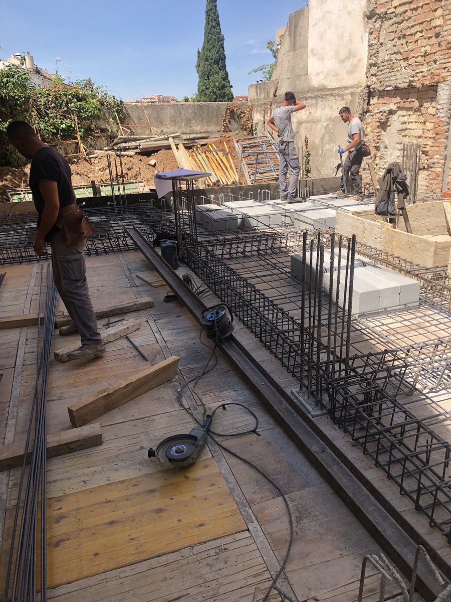 gitecom's tweet image. GARAJE EN VIVIENDA UNIFAMILIAR ADOSADA SIN RAMPA

En esta vivienda he distribuido un pasaje trasversal a fachada por donde se entrará a la vivienda sirviendo de porche.

Aún estoy en desarrollo del sistema, pero cuando esté terminado os facilitaré amplio detalle del mismo.