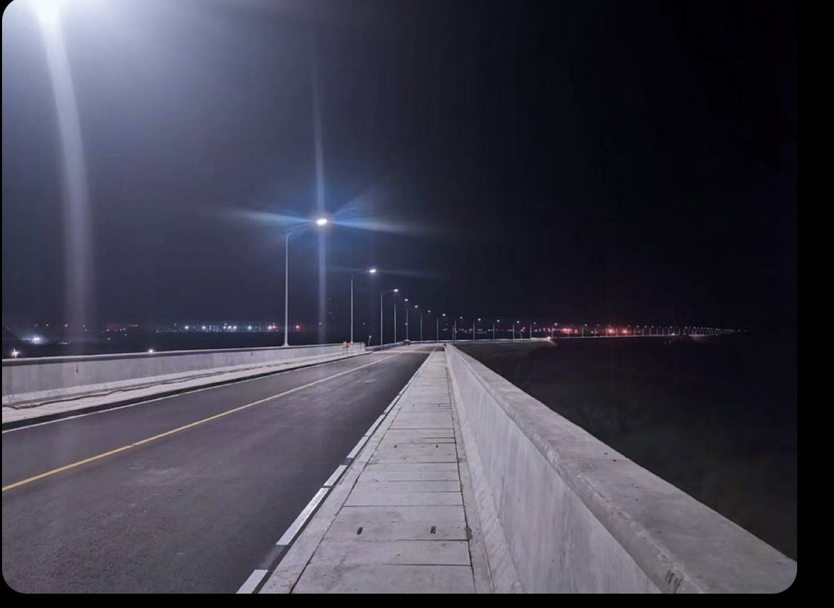 edwardgen256's tweet photo. Isimba Bridge is with two wide traffic lanes measuring 3.75m wide & two pedestrian walkways measuring 11.5m wide.
The New bridge will be lit at night to improve traffic & pedestrian safety.
@UNRA_UG @UNRA_ED @GovUganda @UgandaMediaCent @GCICUganda
#UNRAWorks #UGGovWorks https://t.co/pbo9heOkfi