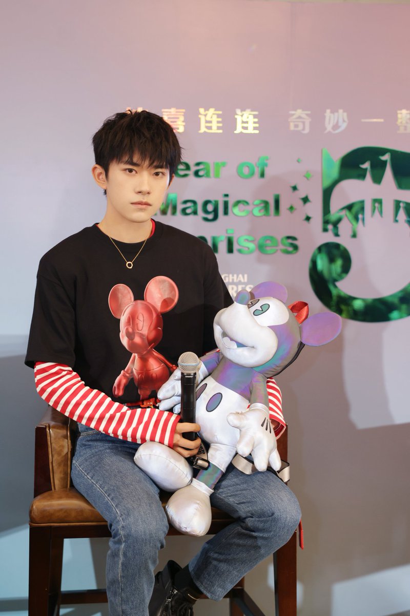 JacksonYee_YT's tweet photo. In the T-shirt he collaborated with Disney, #JacksonYee appeared at Shanghai Disney Resort for the press conference of Holographic Mickey Collection for 5th Birthday. Classic Mickey and cool stylish personality clash to show uniqueness and start a magical experience. #易烊千玺 https://t.co/5BHu7iR5rD