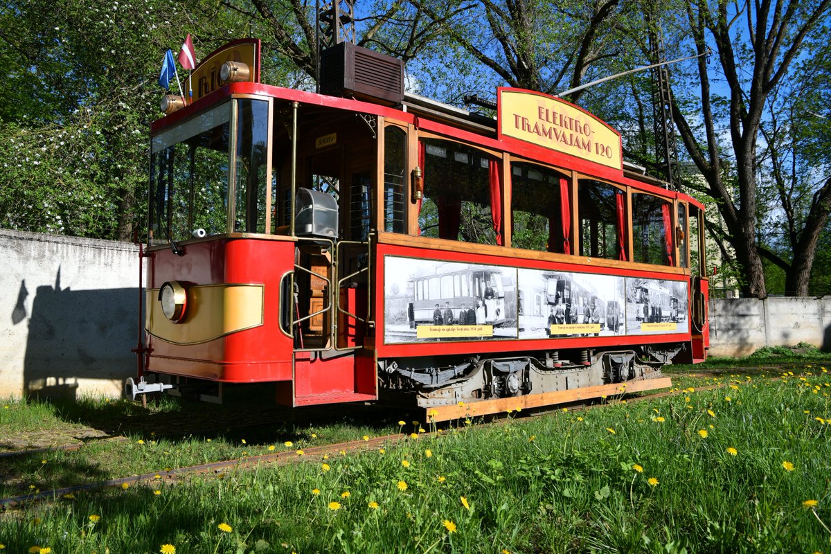Rigassatiksme_'s tweet photo. Retro tramvajs mums ir īpašs ne tikai ar savu stāstu, bet arī kā nozīmīga vēstures liecība. Jūlijā Rīgas elektriskais tramvajs atzīmēs 120. gadskārtu, tādēļ arī vagoniņš ticis pie jauna noformējuma -uz tā sāniem izvietotas fotogrāfijas, kas saistītas ar minēto notikumu. https://t.co/rTDUdsYGP1