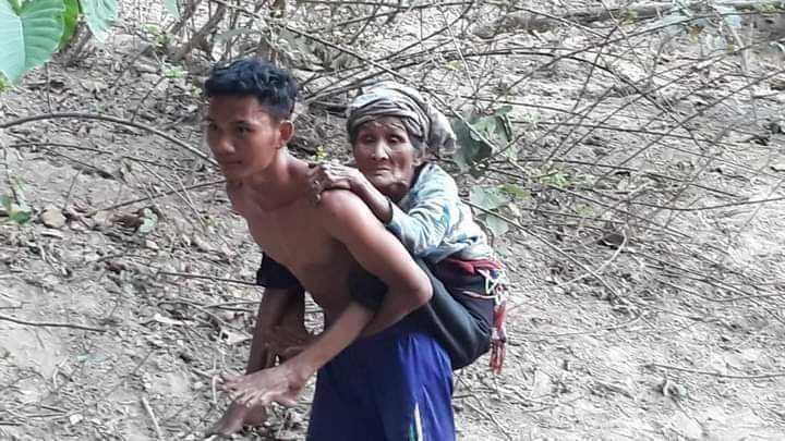 The74Media2019's tweet photo. ချင်းပြည်နယ်တောင်ပိုင်း၊ မင်းတပ်မြို့တွင် စစ်ကောင်စီတပ်ဖွဲ့ဝင်များ၏ လိုက်လံပစ်ခတ်မှုကြောင့် ထွက်ပြေးတိမ်းရှောင်နေရသော ဒေသခံပြည်သူများအနေဖြင့် နေရာထိုင်ခင်း ခက်ခဲမှုများ ရှိနေကြောင်း သိရသည်။ full link https://t.co/0s3RB3TAe3 #NoFlyZoneInMyanmar https://t.co/UrzidR2guQ