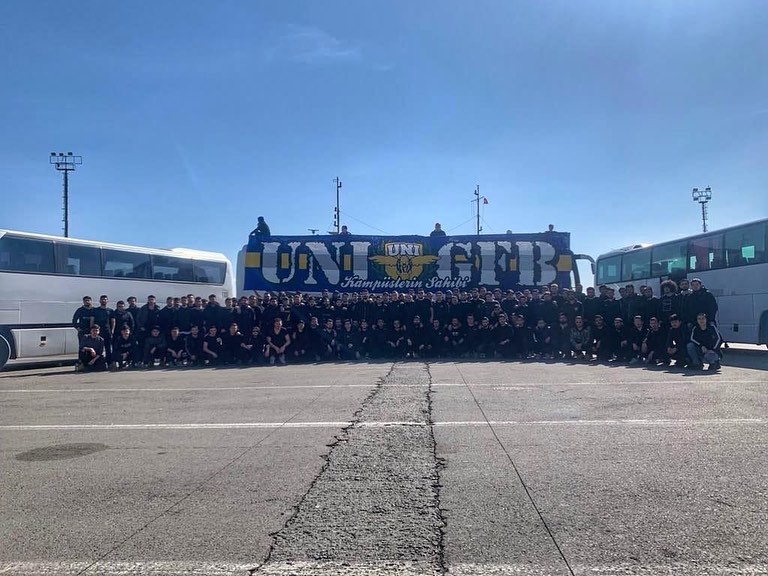 Fenerbahçemiz'in her zaman yanında olan ağabeylerimiz UNİ GFB'nin kuruluşunun 20. yılını kutlar, kendilerine her zaman başarılar dileriz.

#UNİGFB20Yaşında
#LISEGFB