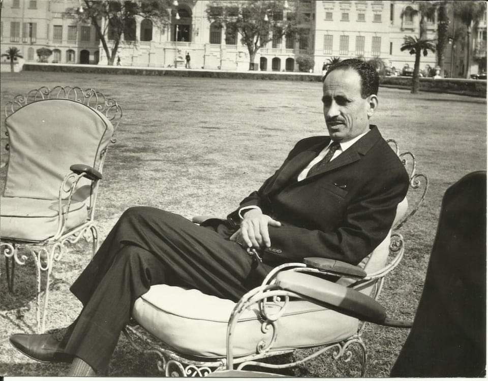 أكثر رئيس عدمي بتاريخ العراق عبد الرحمن عارف
مرة گلولة ترة اكو محاولة أنقلاب بس المخابرات كشفتها والقت القبض عليهم.. يجاوبهم ما خليتوهم ينقلبون ونخلص 😂😂😂😂😂