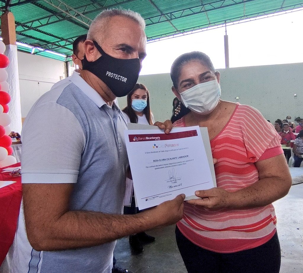 ¡Seguimos en Victoria! En San Judas Tadeo, en compañía del Pdte. del Banco Bicentenario, <a href="/SimonZerpaDel/">Simón Zerpa Delgado</a> entregamos 64 microcréditos bajo el formato de Credifuturo para la reactivación de la economía municipal a partir del reinicio de las operaciones de esta agencia bancaria. 1/2