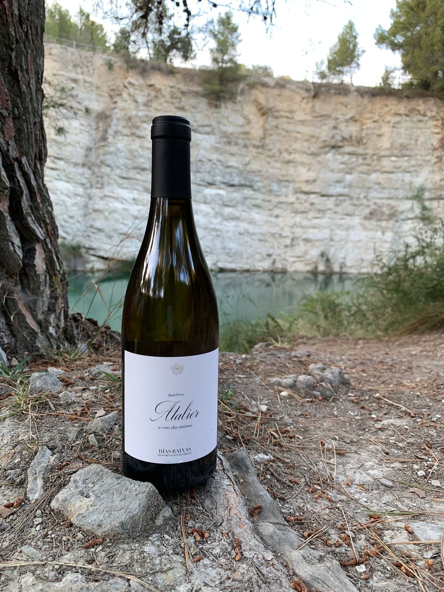 vsincomplejos's tweet photo. Si de lo que se trata es de romper la rutina porque estamos hasta los mismismos de más de lo mismo, descorcha una botella del #vinoblanco Atalier de #RaúlPérez y atrévete a asomar la cabeza ahí fuera… Al igual hasta descubres que hay un mundo que mola más allá de tu ecosistema. https://t.co/sGAd8UFN1i