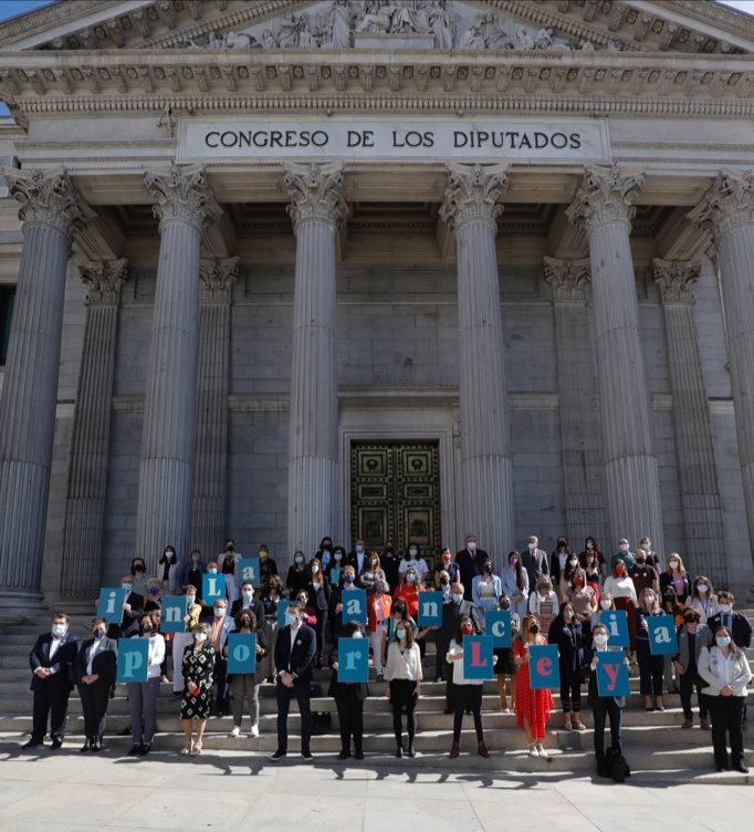 Emoción y unión. #LaInfanfanciaPorLey. Gracias  <a href="/gloriaviseras/">🌸 Gloria Viseras OLY 🌸</a> <a href="/MundodelosASI/">MundodelosASI</a> #Alba #James <a href="/Nadianit/">Nadia González</a>, las personas supervivientes de violencia infantil y organizaciones de infancia <a href="/SaveChildrenEs/">Save the Children Es</a> <a href="/platdeinfancia/">Plataforma de Infancia</a> y a los políticos que olvidaron sus diferencias para lograrlo.