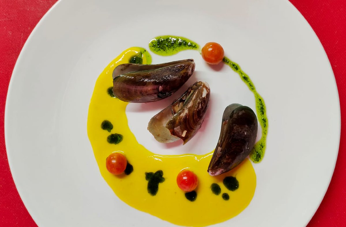 darshit12898's tweet photo. In frame
Clamps with pumpkin sauce and cherry tomatoes
#iihmbest3years
#hospitalitybuzz
#HTDMIIHMADAY1
@tomishra
@chatori_the
@chefvaibhav1983
@PNaldurgakar https://t.co/IZ7XiBeIR3