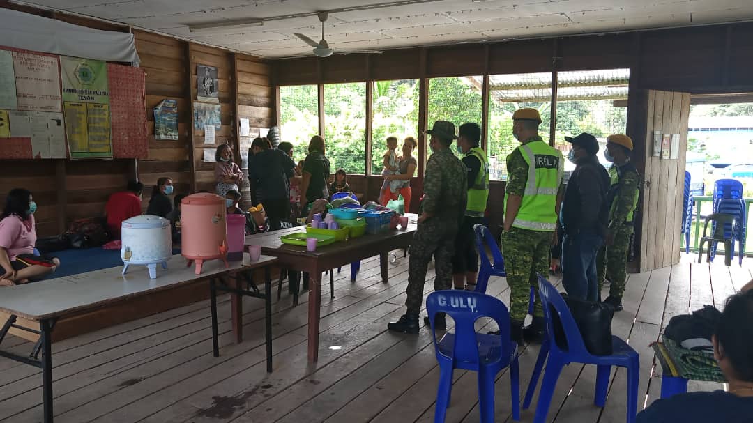 RelaTenom's tweet photo. PENUGASAN DI PUSAT PEMINDAHAN SEMENTARA MANGSA BANJIR DI DAERAH TENOM

20 Mei 2021, Aggta RELA Tenom, PDRM, ATM, BOMBA, APM dn bbrapa agensi srta Jabatan trlibat mmbntu memindahkan mangsa banjir  ke beberapa PPS d Daerah ini
@relamalaysia @rela_sabah @FauziJhumat

#SetiaBerbakti https://t.co/9tPQVy1qOl