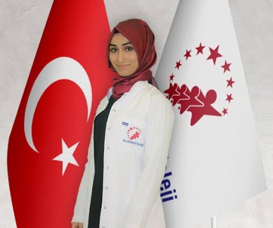 kayserisokakta's tweet photo. Kayseri'de bugün reddettiği erkek tarafından katledilen öğretmen Arife Nur Sarıoğlu. https://t.co/BVxsUtCxpO