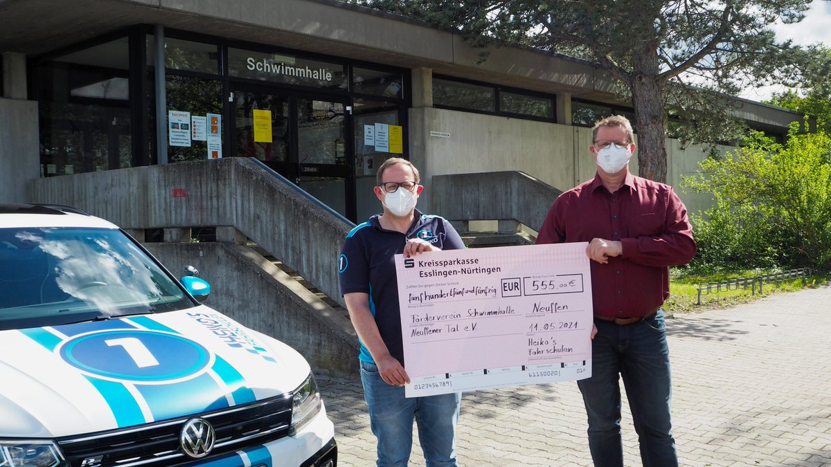 ImTaele's tweet photo. 555€ für die Kleinschwimmhalle!🎉 #Spendenübergabe mit Heikos Fahrschulen. 
▶️“Denn Schwimmen lernen hat für die Freizeit eine so wichtige Bedeutung, wie das Autofahren lernen für den Straßenverkehr!”◀️ Dankeschön!😍 
https://t.co/FkXuByG2gE
#RettetdieKSH #imTaele https://t.co/5Xq28RbizP