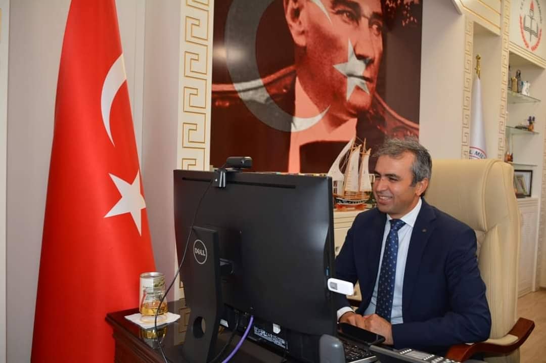 kirikkalemem's tweet photo. "Kırıkkale'ye Değer Eğitim Günleri" etkinlikleri kapsamında açılış konuşmasını Temel Eğitim Genel Müdürümüz Cem Gençoğlu yaptı.
20-27 Mayıs 2021 tarihleri arasında sürecek etkinliklerimizi youtube kanalımızdan canlı olarak takip edebilirsiniz. https://t.co/kpGNGROSyC