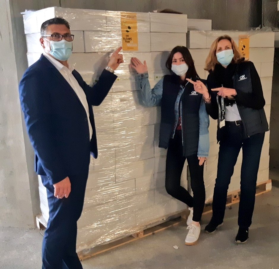 CA_alp_prov's tweet image. Pour la Journée Mondiale des Abeilles🐝🐝,  on sème avec nos clients, sociétaires et élus, des millions de fleurs mellifères sur tout le territoire ! Opération Des fleurs pour les abeilles 🌻🌼avec @OFApidologie  notre Fondation et nos 70 caisses locales !
flowersforbees.com