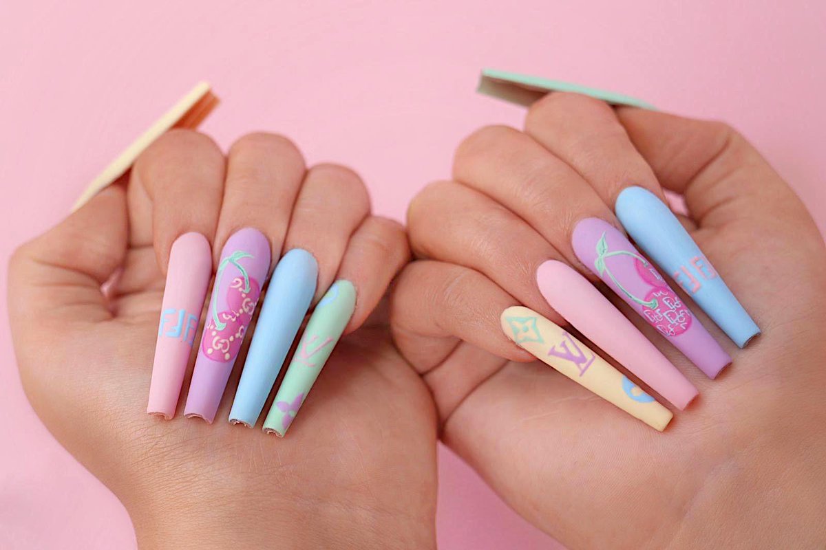 Using Glitterbels Unbelievabel Gel over peacherbel cover acrylic base ✨✨✨