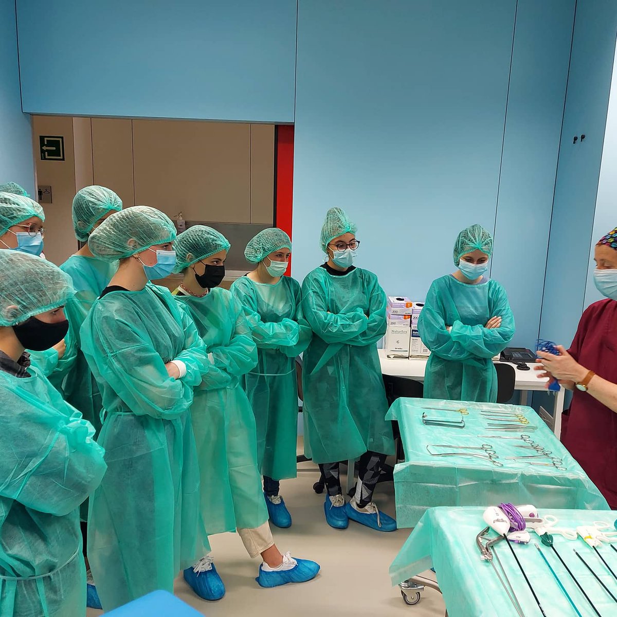 INSMontsuar's tweet photo. L'alumnat de Biologia i geologia de 4t d'ESO visita el CREBA (Ciència i Recerca Experimental Biomèdica Aplicada), on han conegut les instal.lacions i han participat en un taller de biomedicina. #creba #montsuar4reso #montsuarciencies https://t.co/hPyRwnQ4mU https://t.co/ivR6nB15Oe