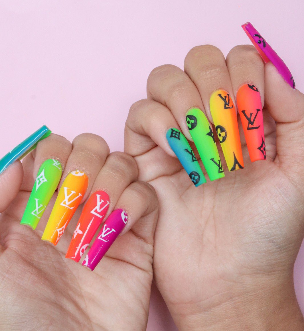 Handpainted Using all Glitterbels Unbelievabel Gel over acrylic base ✨✨✨