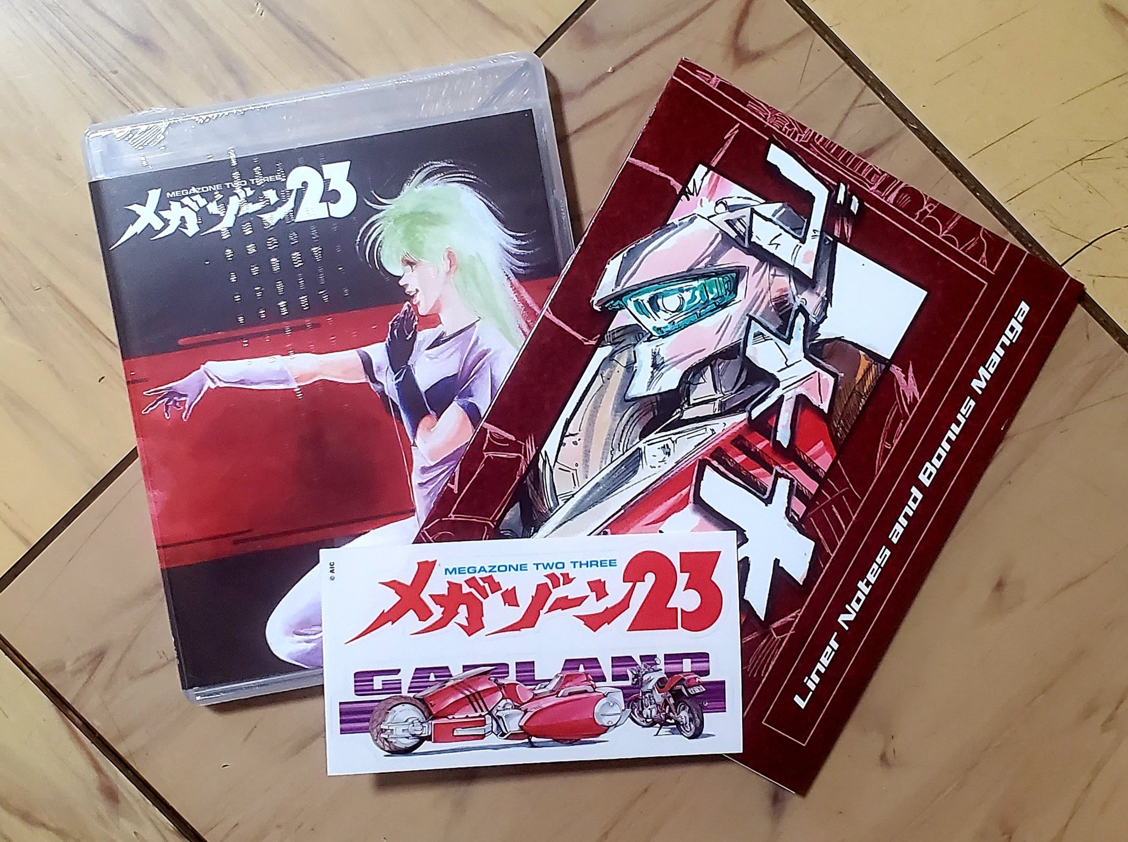 背中にはコブラ 4 29 30はスーパーロボット魂 という訳で 海外版 メガゾーン23 Blu Ray オメガエディション ベーシック を入手しました ポスター 宮尾先生の書き下ろし漫画 シール付きです なにもかもが凝ってて凄く 日本のプレーヤーにも対応してまし