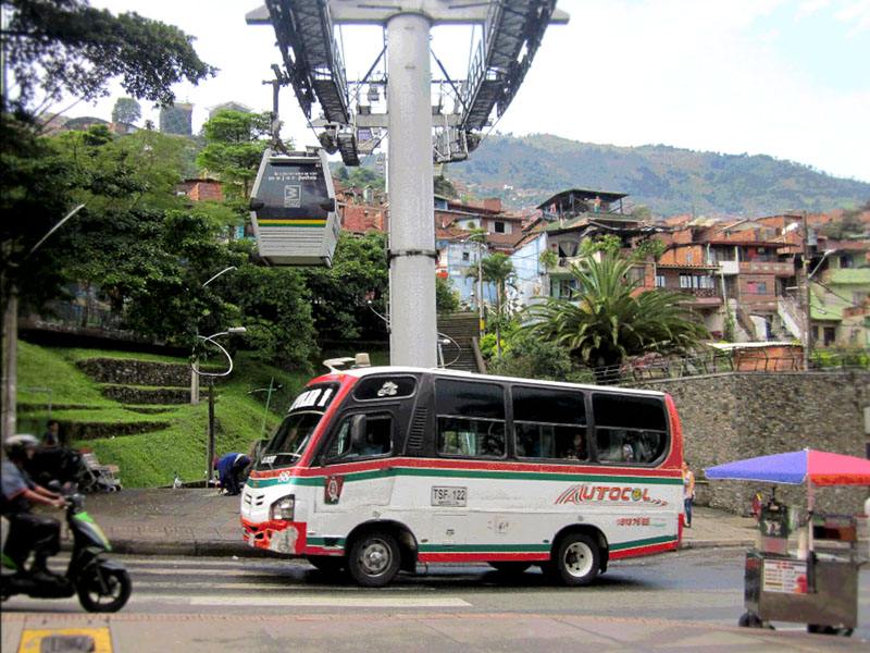 Geoconfluences's tweet image. « #Téléphérique ou taxis collectifs ? Vers un désenclavement des quartiers informels de Medellín (🇨🇴) » par Camille Reiss de @ENSAPM 
Un article avec un🚡 et beaucoup de🚐, de🚌et de🚕
#Métropoles #Mobilités #Géo2ndePro #GéoCAP #AmériqueLatine
→ geoconfluences.ens-lyon.fr/informations-s…