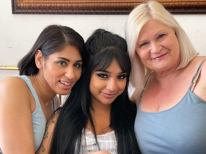 So lovely yesterday, to work with these two absolute babes @saharaknite & @Bengaligoddess xx the content