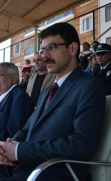 Baro başkanını tehdit mi etmiş?
Avukata mı saldırmış?
Avukatın eteğine mi karışmış? 
Siyasilerin talimatını mı almış?

Bunları yaparsanız görevdesiniz. 

Şerefiyle soruşturma başlatan savcıysanız dakikasına görevden uzaklaştırılırsınız.

#HakimlerSavcılarGöreve