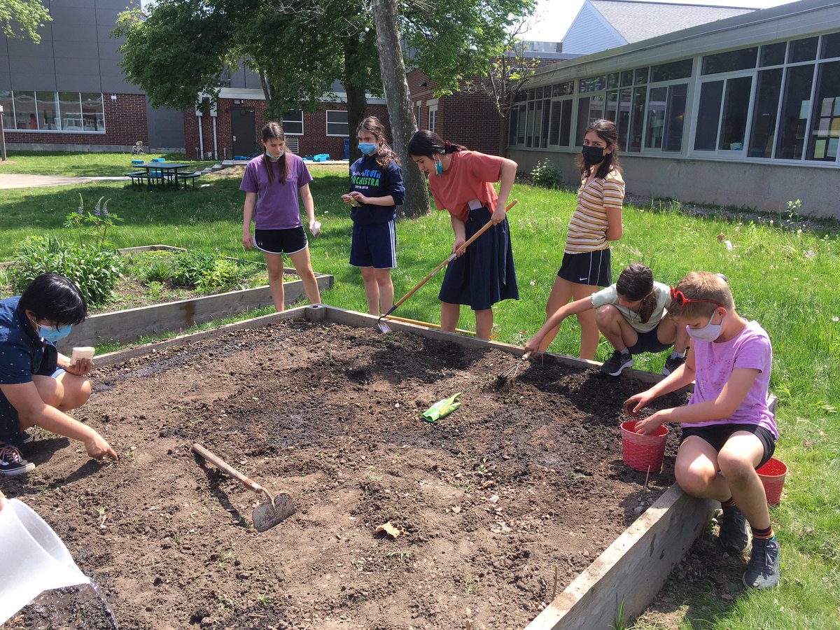 MPHScienceDept's tweet image. Great group of humans in Roots and Shoots weeded and planted our garden in the STEM Park. Classic MPH moment of student lead service and people in grades 6 thru 11 working together.