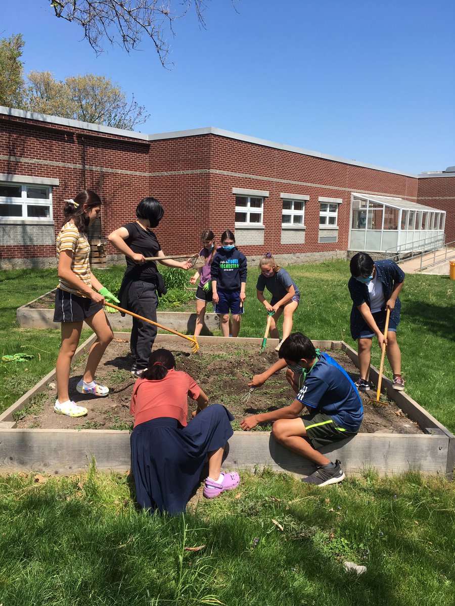 MPHScienceDept's tweet image. Great group of humans in Roots and Shoots weeded and planted our garden in the STEM Park. Classic MPH moment of student lead service and people in grades 6 thru 11 working together.