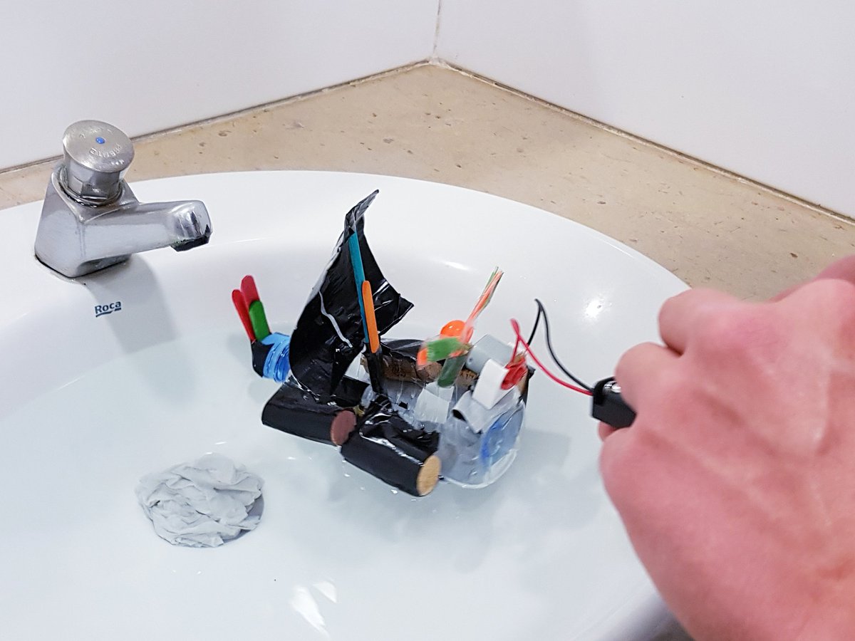 Today, first year students at <a href="/UdGEducacioPsic/">Facultat Edu. Psico</a> had fun with #CreativeComputing and #Tinkering. They explored <a href="/scratch/">Scratch Team</a>, <a href="/makeymakey/">Makey Makey</a>, scribbling machines and there was even an attempt of building a propeller-driven boat. #futureteachers #TICalescola #ScratchWeek