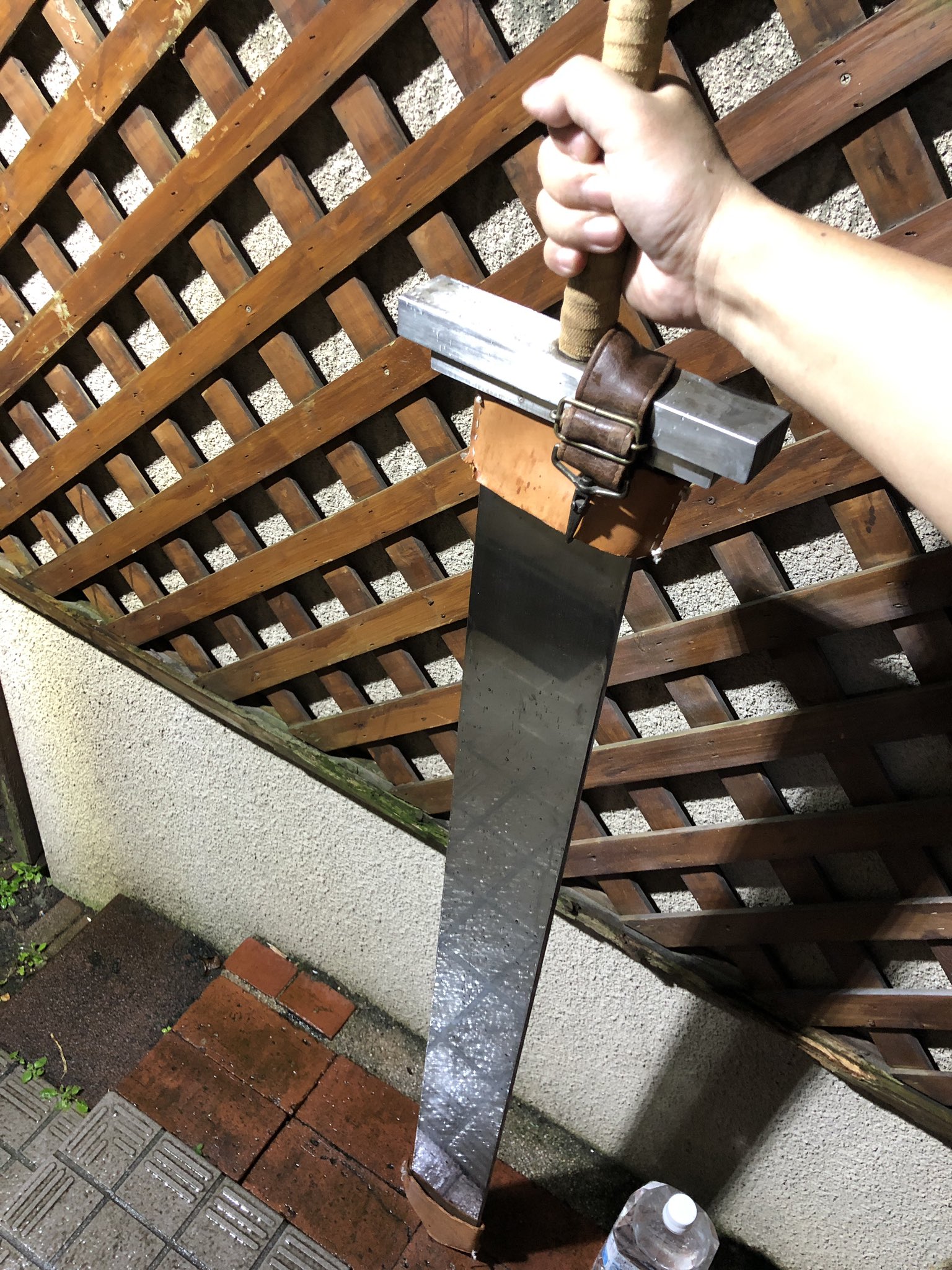 石山裕記 思い出して屋根裏の奥から引っ張り出してきた いつだっけな 年前くらいかな ガッツの青年期の長剣作ったんだった しかもステンレスで 全長163センチ 重さ7 5キロあって構えるのも大変だけど車くらいなら斬れると思う ベルセルク