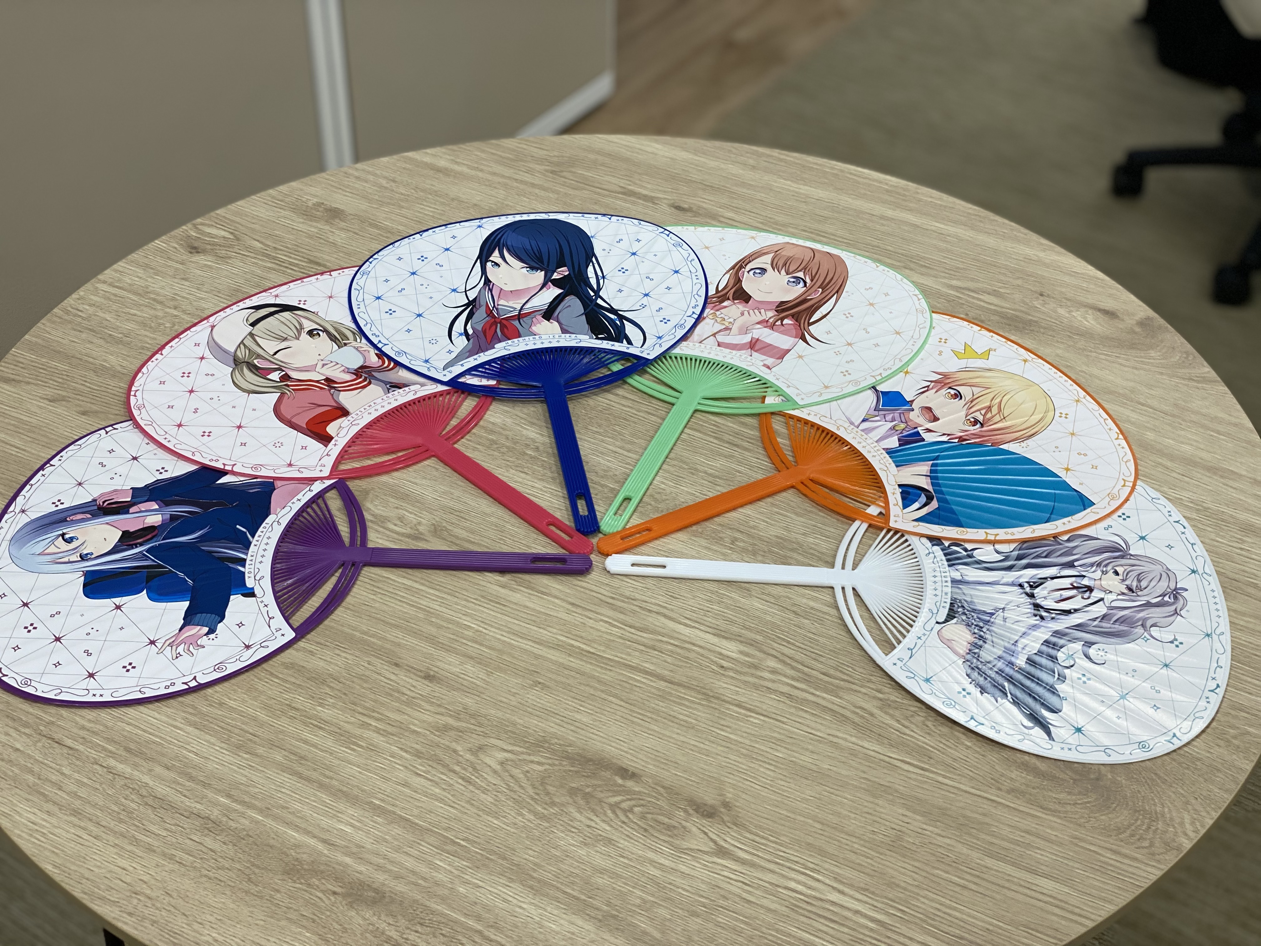 プロジェクトセカイ カラフルステージ Feat 初音ミク ハーフアニバ ーサリー展 キャラバッジコレクション 大人気の キャラバッジ ホログラムでキラキラ輝く豪華な仕様になっています 是非お手元でキャラクターの輝きを楽しんでくださいね