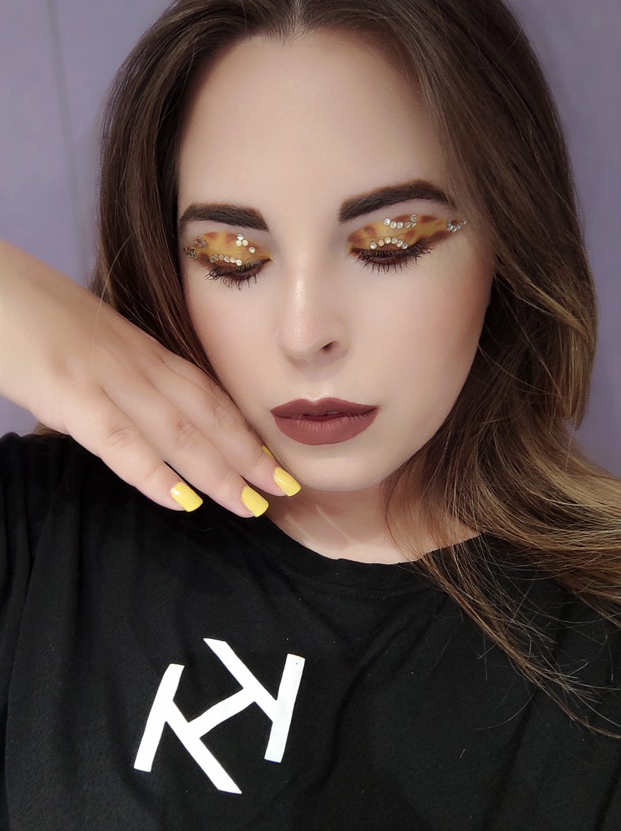 fiishiny's tweet photo. Rodéate de maquillaje, no de negatividad💄✨ #FelizJuevesATodos #marsupilamimakeup https://t.co/MZYB7yuMnS