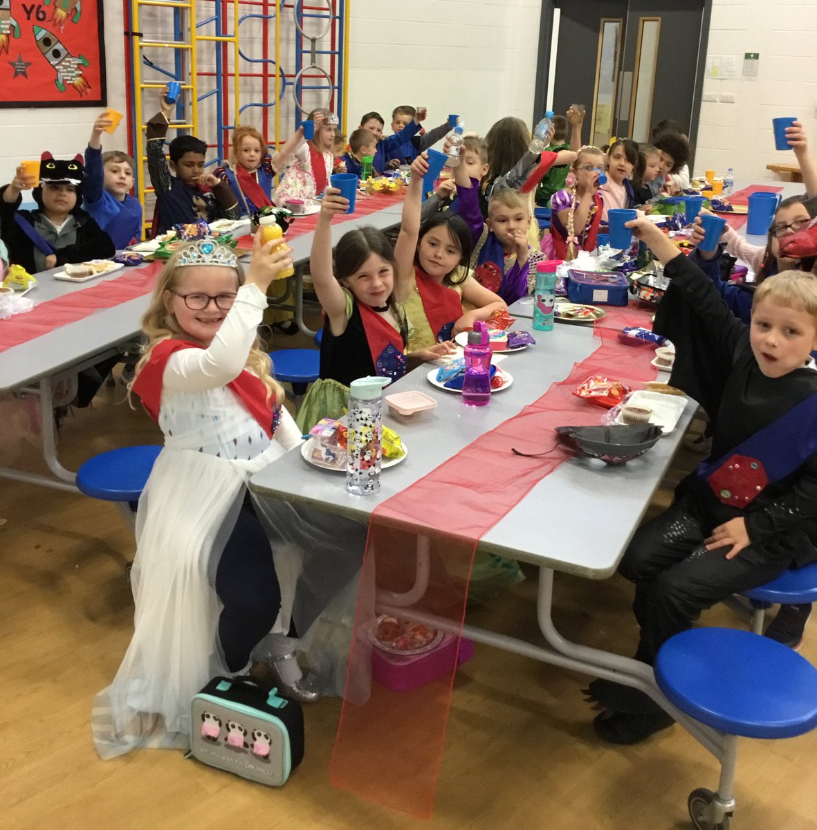 QRA_2025Y6's tweet photo. Enjoying our royal banquet #qraphse #qrahappy https://t.co/Nygk8aRimB