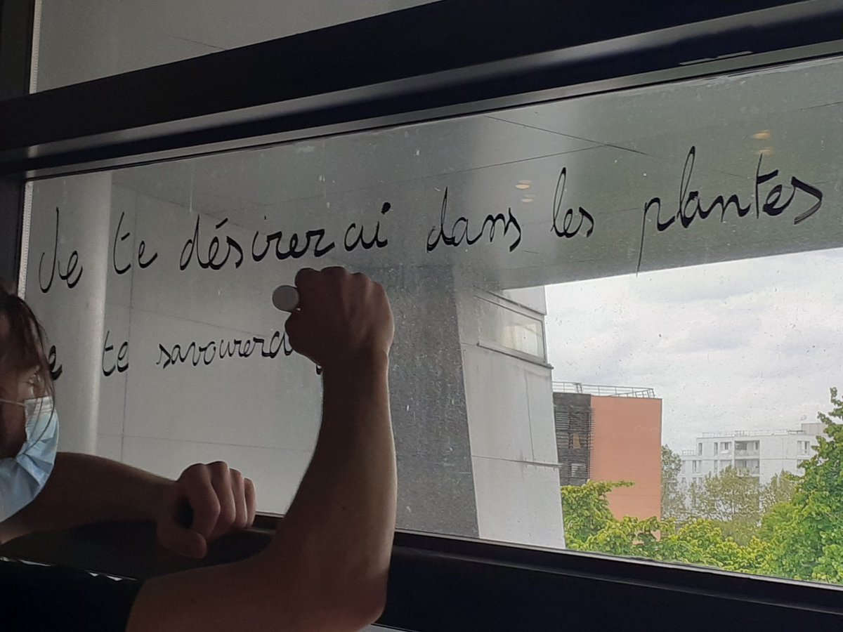 CdiDiderot's tweet photo. Dernier espace, et non des moindres, investi poétiquement par les élèves de #2deCAPH : le lycée ! Quand les vers envahissent la passerelle...c'est tout le lycée qui poétise 🤩
poke @yaelboublil https://t.co/VVP7nmUGqu