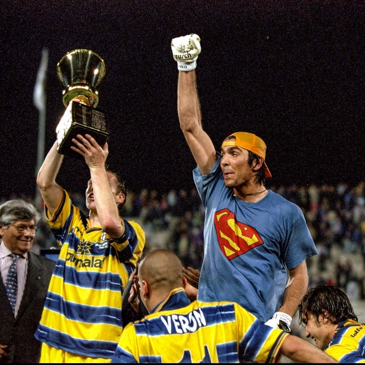 brfootball's tweet photo. In 1999 Gianluigi Buffon won the Coppa Italia for the first time with Parma, and one of his teammates was Enrico Chiesa. 

In 2021 Gianluigi won the Coppa Italia for the sixth time  with Juventus, and one of his teammates was Federico Chiesa, Enrico's son.

🍷 https://t.co/6KgtAR0SIO