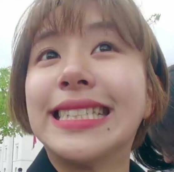 oncenica's tweet photo. sleeveless                          but they
chaeyoung                         removed her tatts https://t.co/rbEfumeXWy