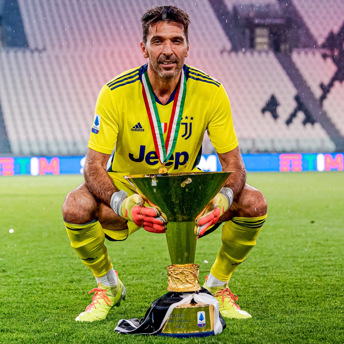 brfootball's tweet photo. In 1999 Gianluigi Buffon won the Coppa Italia for the first time with Parma, and one of his teammates was Enrico Chiesa. 

In 2021 Gianluigi won the Coppa Italia for the sixth time  with Juventus, and one of his teammates was Federico Chiesa, Enrico's son.

🍷 https://t.co/6KgtAR0SIO