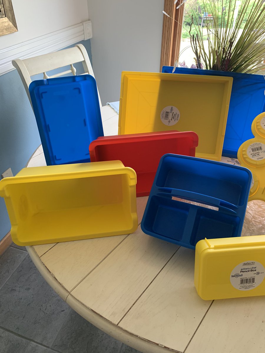 VickySTurner's tweet image. Bring on the art! #tryazon #deflecto #cleanuptheclutter #findyourinnerartist