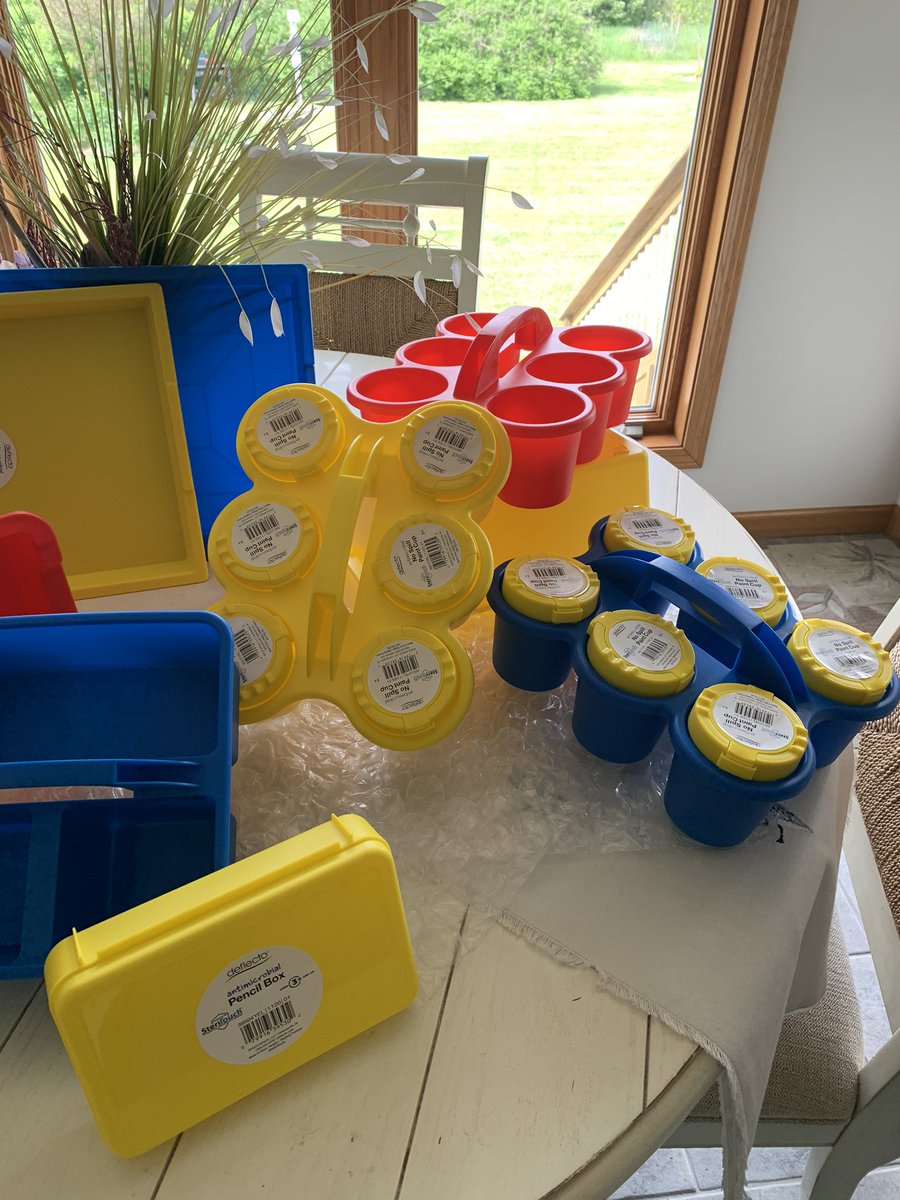 VickySTurner's tweet image. Bring on the art! #tryazon #deflecto #cleanuptheclutter #findyourinnerartist