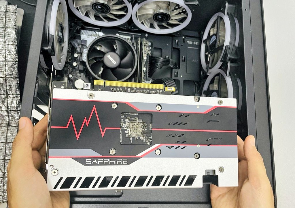 fajruladha10's tweet photo. Byk benda kena servis harini termasuklah budak besaq gedabak ni sekoq😂. Reapplying thermal paste after a very solid 4 years🔥💥 @SAPPHIRE_Adrian @Radeon #RX580 #8gb #SapphirePulse 💎📈📈 https://t.co/SNH2r8HMZF