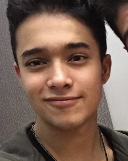 cncotravieso's tweet photo. joel com 17                               joel com 21 

eu me assusto até hoje como ele mudou muito em só 4 anos, enquanto eu tô com a mesma cara desde os 17 🥲 https://t.co/Dxz4b3A3bl