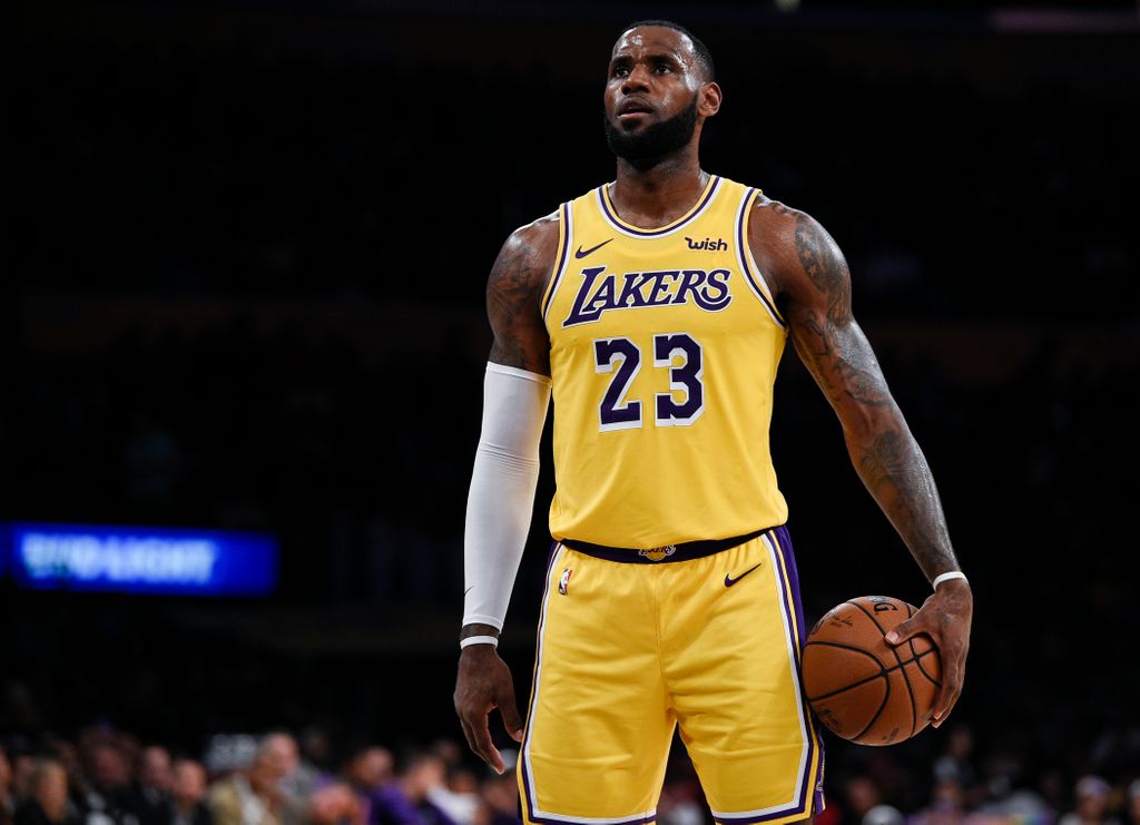 SportsRetriever's tweet photo. NBA highlight from last night: LeBron James' incredible game-winning 3-pointer 🔥🔥 https://t.co/rzSv8E09i2
