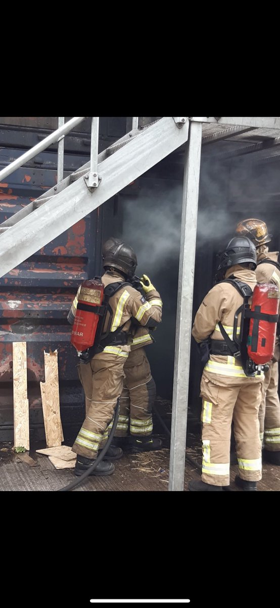 HIWFRS_LandD's tweet photo. T1-21 #GreenSquad putting into practice theory and practical #Firefighting techniques they have learnt over the past 2 weeks. Some great learning points and progression demonstrated. #RealConditions #ShapingTheFuture #Trainnees #Halfway https://t.co/hqPnLhAI9E