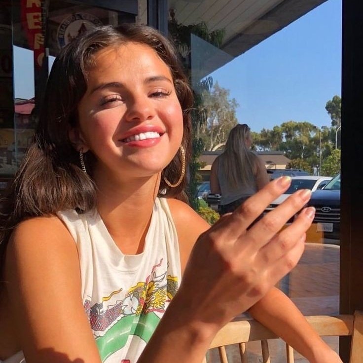 fetishxsel's tweet photo. no thoughts only Selena Gomez smiling https://t.co/Iumg1I77Ha
