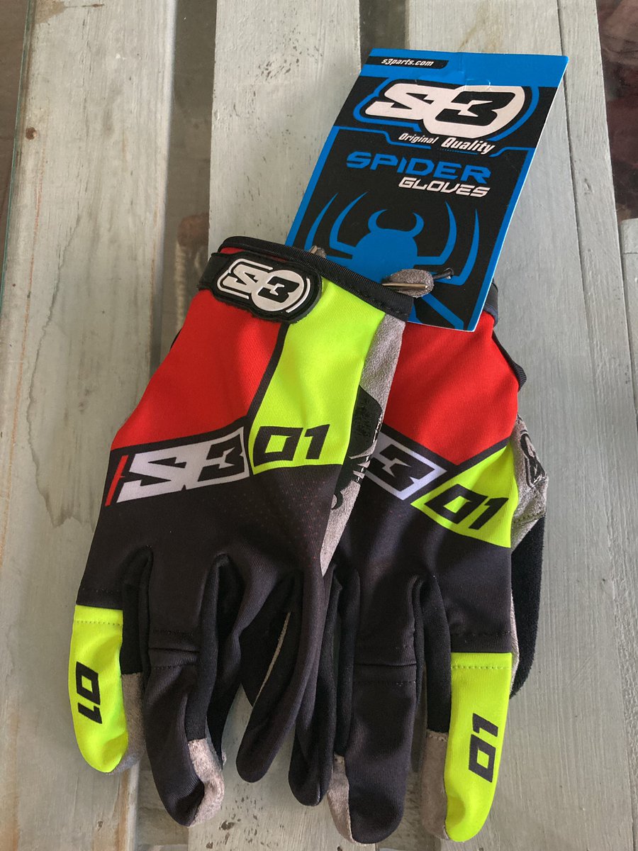 Bueno pues hemos sido obsequiados por <a href="/s3parts/">s3parts</a> la verdad muy cómodos y buen agarre. Le daré caña seguro!! No olvidéis visitar la web para ver todos lo productos de su gama simRacing y qien sabe igual sacan la Línea DASMOTORSPORT; muchas gracias!! Vamos <a href="/MotorsportDas/">DAS Motorsport | #beDAS</a> !!