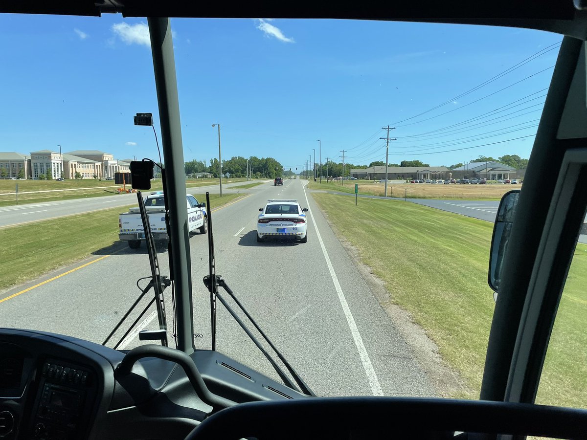 AHSSoftball6's tweet photo. Thanks to ACS, Teachers, Administrators, Students, Cheerleaders, Parents, Football, Baseball, Volleyball, teams &amp; the APD for the sendoff to the AHSAA 🥎State Championships! https://t.co/BGnJgLVPVS