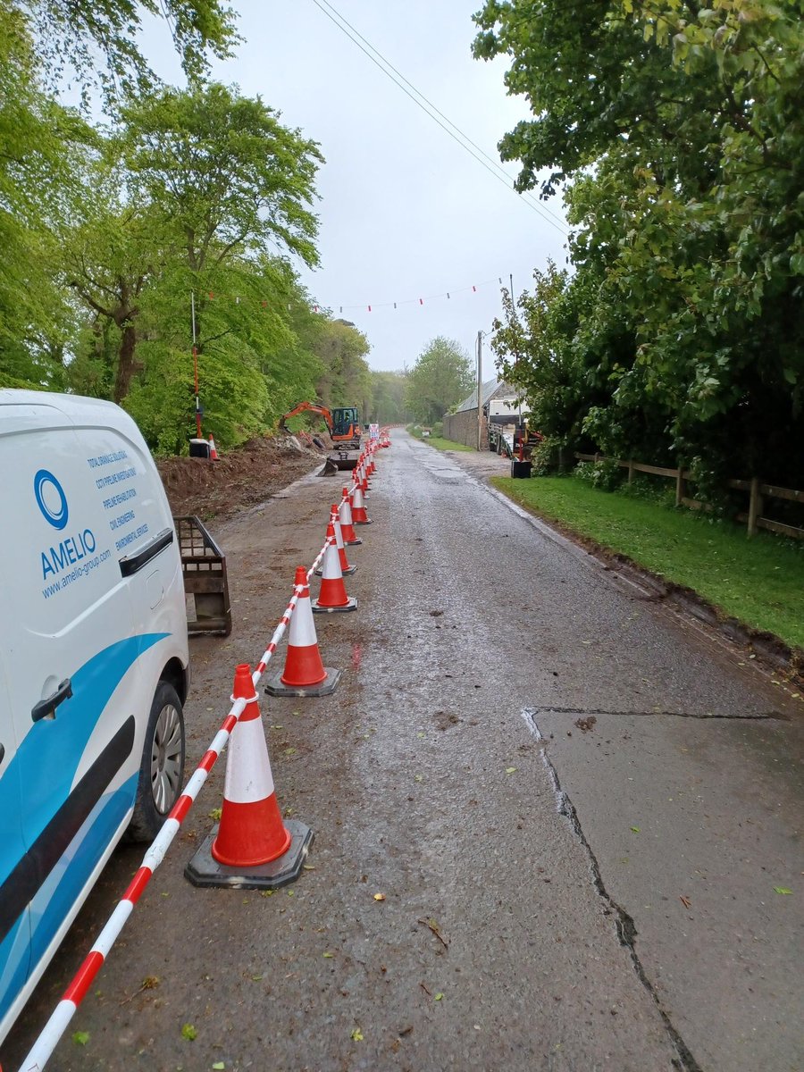 ErncoGroup's tweet image. Top marks @AmelioLTD on a very well set up site. Overhead cable Hazard Zone established and signed with Guardian Goalpost system and safe working area and shuttle lane delineated with JSP NAVIGATOR traffic cones and 2m reflective cone bars. TM supplies from @ErncoGroup