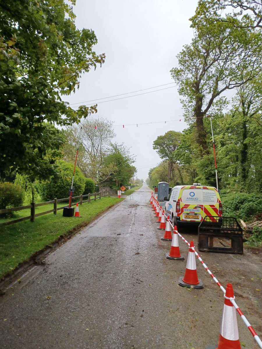 ErncoGroup's tweet image. Top marks @AmelioLTD on a very well set up site. Overhead cable Hazard Zone established and signed with Guardian Goalpost system and safe working area and shuttle lane delineated with JSP NAVIGATOR traffic cones and 2m reflective cone bars. TM supplies from @ErncoGroup