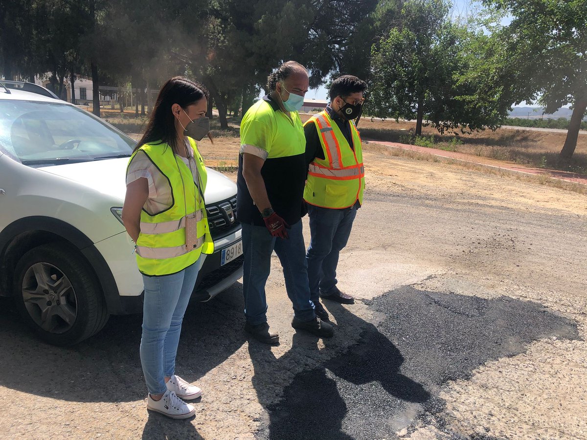 ‼️ARREGLO🚧 DE BACHES EN EL VIARIO DE EL PRIORATO‼️
➡️ El alcalde <a href="/antonioenamorao/">Antonio Enamorado</a> y la concejal-delegada de Priorato, <a href="/MarisolDiazfun2/">Marisol Diaz funes</a>, supervisan el arreglo🚧 de baches en el viario público de la pedanía priorateña.
